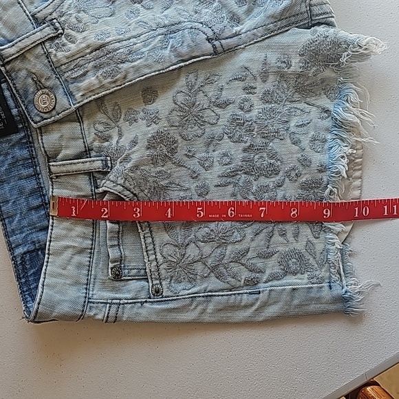 Aeropostale Embroidered Design Denim Shorts - Picture 8 of 8